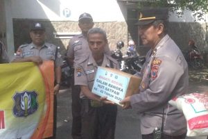 Polres Jember Berbagi Ratusan Paket Sembako untuk Warga dan Satpam