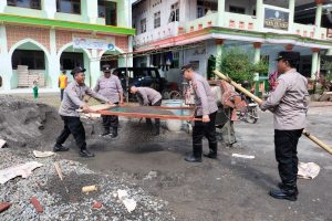 Polisi Bersama Warga Kompak Bantu Pembangunan Gedung Ponpes di Karangan