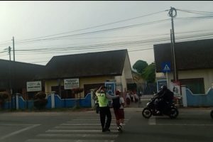 Personel Polsek Pujon Laksanakan Pengaturan Lalu Lintas