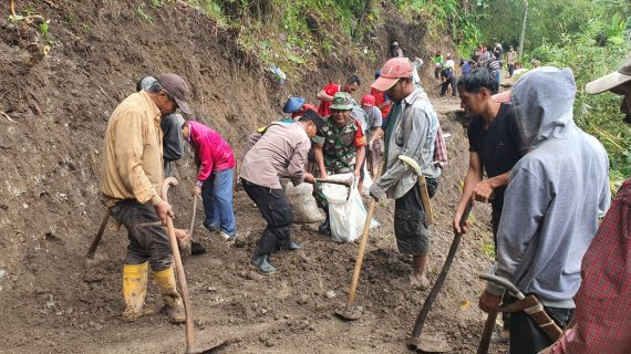 Tanggap Bencana, Polisi Bawean Bersama Forkopimcam Bantu Korban Tanah Longsor