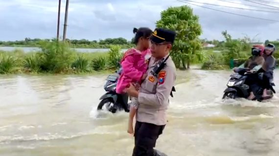 Tanggap Bencana, Polres Sumenep Turunkan Personel Bantu Warga Terdampak Banjir
