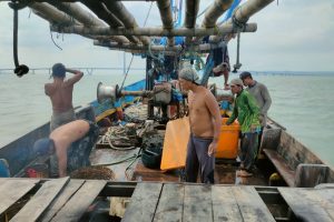 Ditpolairud Polda Jatim Amankan 8 Perahu dan ABK yang Diduga Lakukan Illegal Fishing