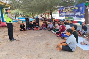 Humanis, Polisi Sosialisasi Ops Keselamatan Semeru 2023 di Area Wisata Pamekasan