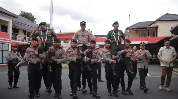 Soliditas, Kapolres Jember Lepas Sambut Dandim 0824 Dengan Gendong Komando