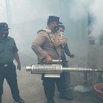 Kolaborasi, Polisi Bersama TNI dan Dinkes Mojokerto Laksanakan Fogging Cegah DBD