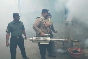 Kolaborasi, Polisi Bersama TNI dan Dinkes Mojokerto Laksanakan Fogging Cegah DBD