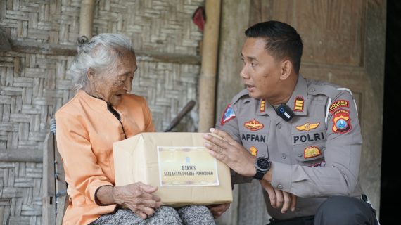 Polisi Peduli, Polres Ponorogo Berbagi Sembako Untuk Warga Kurang Mampu