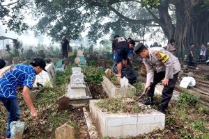 Sinergitas, Polisi bersama TNI dan Masyarakat Laksanakan “Gugur Gunung” di TPU