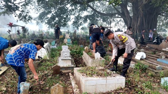 Sinergitas, Polisi bersama TNI dan Masyarakat Laksanakan “Gugur Gunung” di TPU