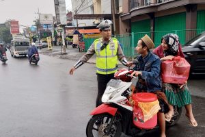 Anggota Satlantas Polres Batu Poros Pagi Untuk Kenyamanan Pengguna Jalan