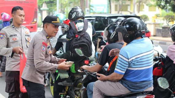 Polres Tuban Berbagi Untuk Masyarakat Laksanakan Program Sedekah Berkah