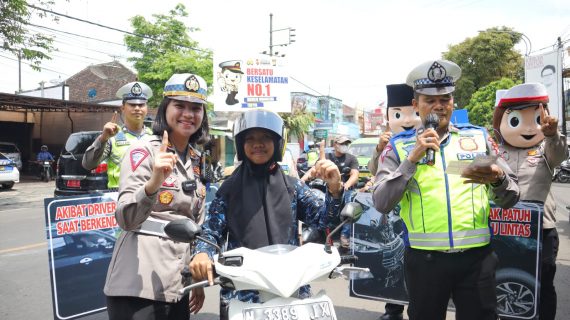 Polres Malang Berbagi Helm Gratis untuk Pengendara Motor di Operasi Keselamatan Semeru 2023