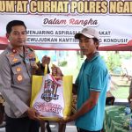 Polisi Peduli, Polres Ngawi Berbagi Paket Sembako di Jumat Curhat