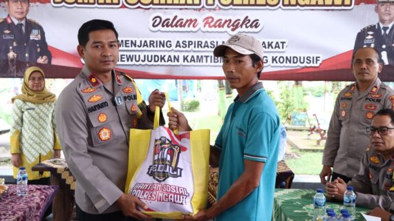 Polisi Peduli, Polres Ngawi Berbagi Paket Sembako di Jumat Curhat