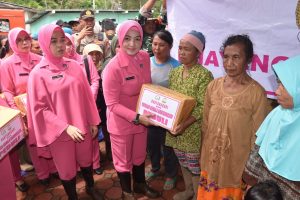 Tanggap Bencana, Yayasan Kemala Bhayangkari Jawa Timur Berikan Bantuan Korban Banjir di Bondowoso