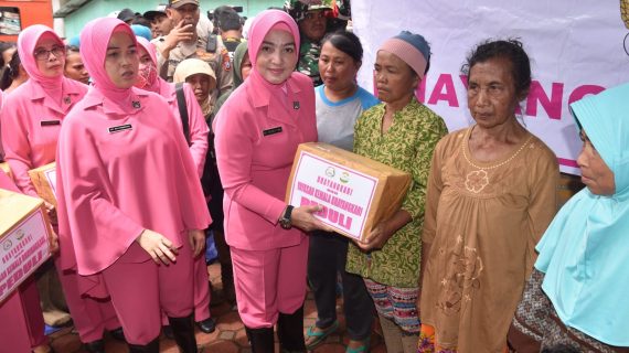 Tanggap Bencana, Yayasan Kemala Bhayangkari Jawa Timur Berikan Bantuan Korban Banjir di Bondowoso
