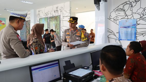 Pastikan Pelayanan Sesuai Prosedur, Kapolres Pamekasan Cek Pelayanan SIM