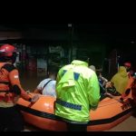 Polisi Bersama BPBD Bantu Evakuasi Korban Banjir di Pasuruan