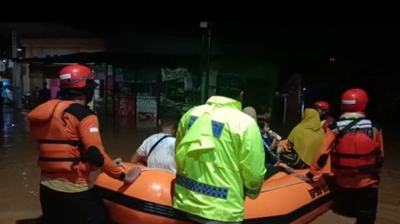 Polisi Bersama BPBD Bantu Evakuasi Korban Banjir di Pasuruan