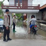 Polisi di Lamongan Keliling Kampung, Pastikan Warga Aman Dari Bencana Banjir