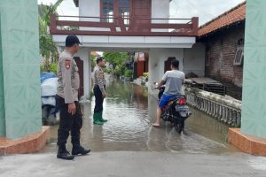 Polisi di Lamongan Keliling Kampung, Pastikan Warga Aman Dari Bencana Banjir