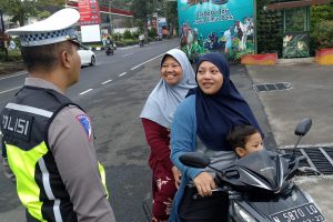 Pelangaran Kasat Mata mendapatkan peringatan dari Petugas Sat lantas Polres Batu