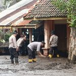 Sinergi, Polisi Bersama TNI dan Warga Bersih – bersih Pasca Banjir di Bondowoso