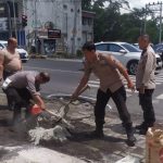Polisi Bersama TNI dan Warga Tambal Jalan Berlubang di Kota Malang Cegah Kecelakaan