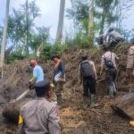 Polisi Bersama TNI dan Warga Bersihkan Material Banjir Susulan di Bondowoso