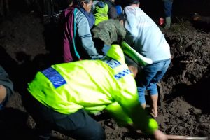 Polisi Bantu Membersihkan Longsor yang membuat lumpuh jalur Poros Batu – Kasembon