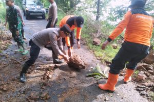 Gerak Cepat, TNI Polri Di Ponorogo Bersihkan Tanah Longsor