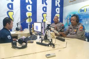 Kapolres Bangkalan Bantu Bedah Rumah Warga Tanah Merah yang Hidup Sebatang Kara