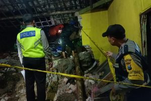 Anggota Polsek Ngantang Polres Batu Quick Response Datangi TKP Tanah Longsor Yang Menelan Korban Nenek 76 Tahun