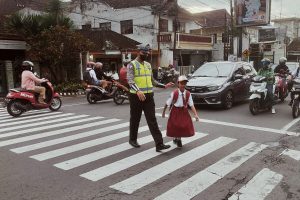 Satlantas Polres Batu Semangat Poros Pagi Berikan Kenyamanan Bagi Pengguna Jalan