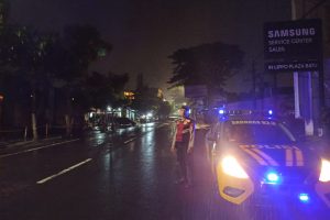 Totalitas ! Anggota Polres Batu melakukan pengamanan di titik rawan pada malam hari