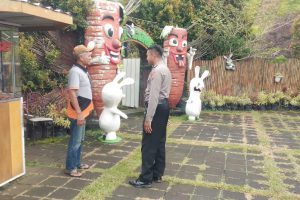 Cegah Premanisme di Kawasan Wisata , Anggota Satbinmas berikan edukasi pada Ops Bina Kusuma Semeru 2023