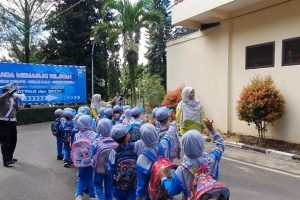 Dekatkan diri dengan anak usia dini, Unit Kamsel Sat Lantas Polres Batu berikan hadiah Tas Sekolah