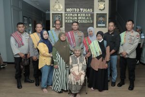 Di Polresta Malang Kota Akhir Penantian 37 Tahun Hernik Bertemu Keluarganya Buah Kepedulian Pak Bhabin