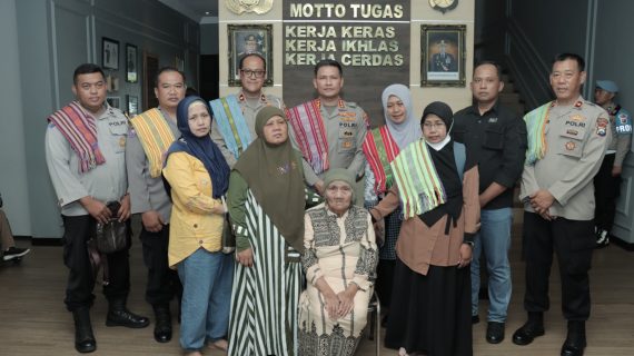 Di Polresta Malang Kota Akhir Penantian 37 Tahun Hernik Bertemu Keluarganya Buah Kepedulian Pak Bhabin