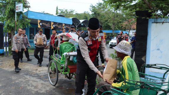 Polri Peduli, Polres Pamekasan Salurkan Bantuan Sembako Kepada Warga Terdampak Banjir