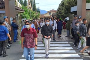 Berikan Rasa Aman, anggota Polsek Batu Polres Batu Pengamanan Kegiatan Ibadah