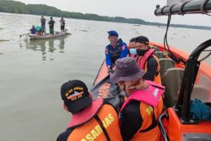 Tim Sar Ditpolairud Polda Jatim Berhasil Temukan Penumpang yang Lompat dari KM Gunung Dempo