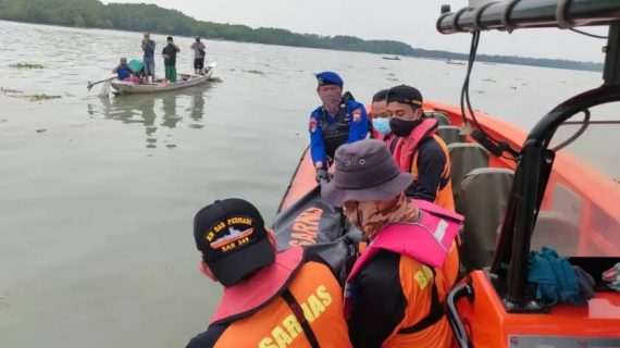 Tim Sar Ditpolairud Polda Jatim Berhasil Temukan Penumpang yang Lompat dari KM Gunung Dempo