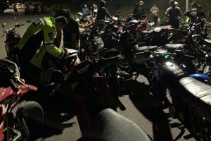 Polri Berbagi, Kapolresta Banyuwangi Distribusikan Bansos Untuk Masyarakat Pinggiran