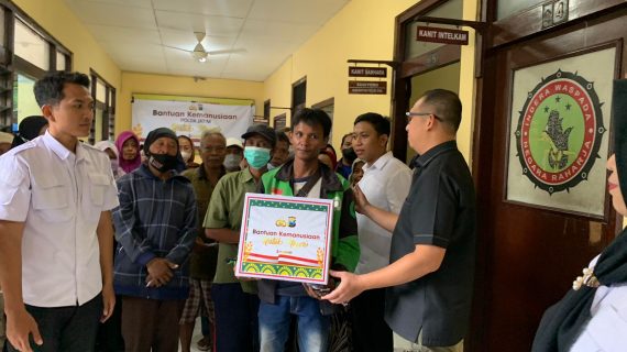 Polri Peduli, Ditresnarkoba Polda Jatim Berbagi Sembako di Slum Area Surabaya