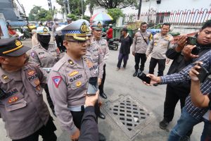 Ditlantas Polda Jatim Berbagi Berkah Ratusan Sembako Untuk Pemulung