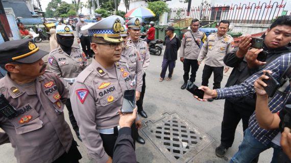Ditlantas Polda Jatim Berbagi Berkah Ratusan Sembako Untuk Pemulung