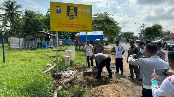 Jelang Mudik Lebaran, Polres Sumenep Pasang Papan Himbauan di Beberapa Titik Rawan Laka