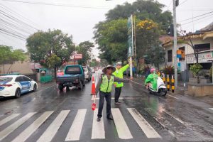 Hujan tak surutkan semangat anggota berikan pelayanan kepada Masyarakat di Pagi Hari