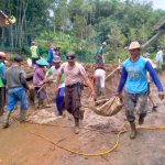 Cepat dan tanggap, anggota Polsek Ngantang bersihkan material sisa banjir bandang